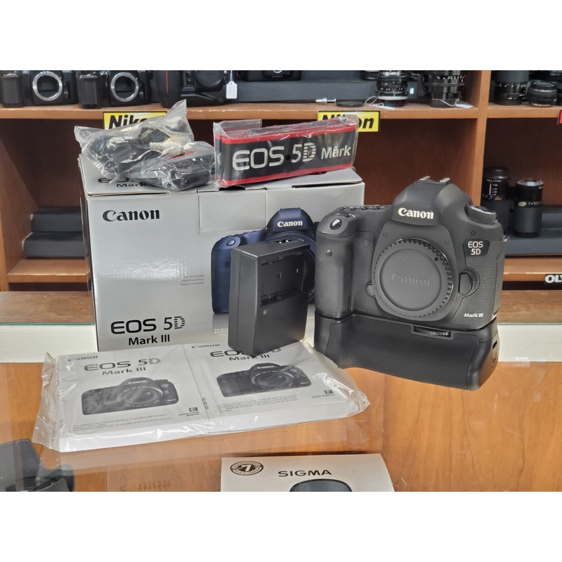 Canon 5D Mk3 Mark III, LOW Actuations, 3 Months Warranty, Battery Grip