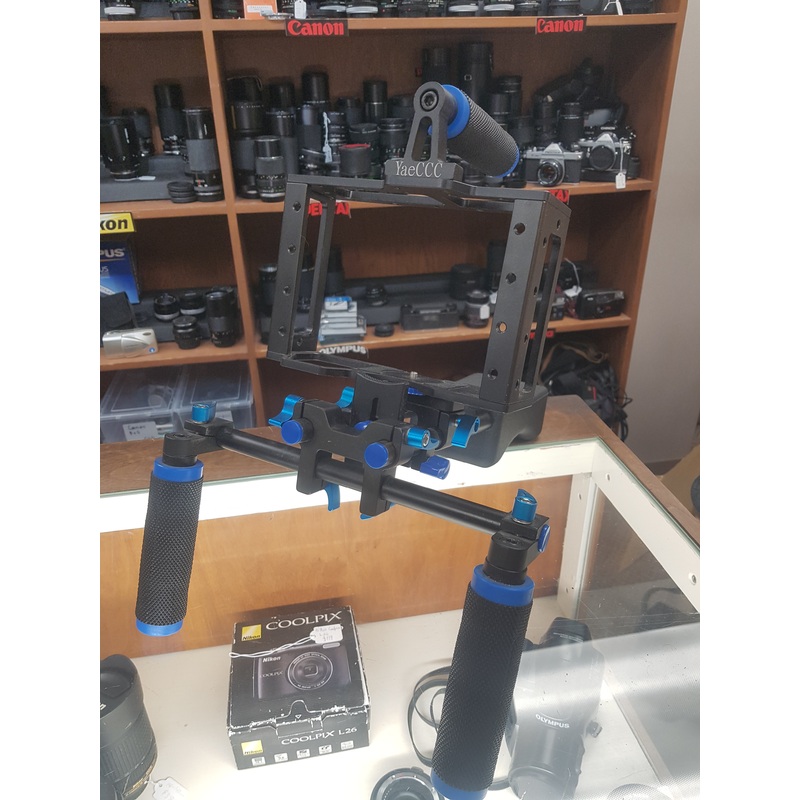 YaeCCC Camera Video Cage Film Movie Making Kit, Aluminum Alloy with Top Handle, Dual Hand Grip, Two 15mm Rods, Compatible with Canon Sony Fujifilm Nikon DSLR Camera and Camcorder Black and Blu