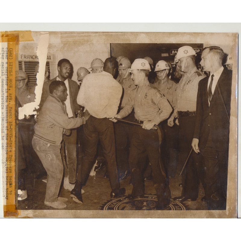 1965 8X10 PHOTO OF TROOPERS REMOVING CIVIL RIGHTS ACTIVISTS – LITTLE ROCK, ARK